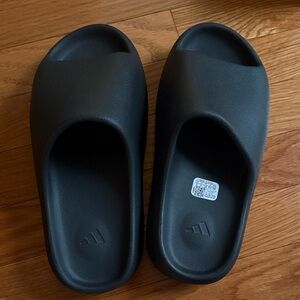 BRAND NEW Yeezy Onyx slides with box